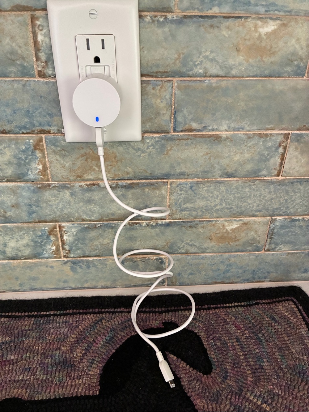 Apple White USB Power Adapter (Foldable Prongs) - Picture 6 of 6